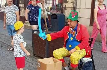 Pan Zbigniew w projekcie trafił na staż w Chełmińskim Domu Kultury. Został animatorem kultury, bo kiedyś dorabiał jako klaun. potrafi też robić cuda z balonów. W kryzysie bezdomności był przez 20 lat  (fot. arch. WspółpracujeMY)       