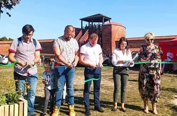 Otwarcie ogrodu społecznego przy ul. Wałowej. Od lewej pan Szymon (fot: arch. WspółpracujeMY)