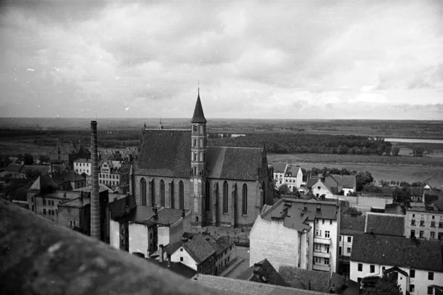 Widok na kościół pw. św. Jakuba i św. Mikołaja (Narodowe Archiwum Cyfrowe)