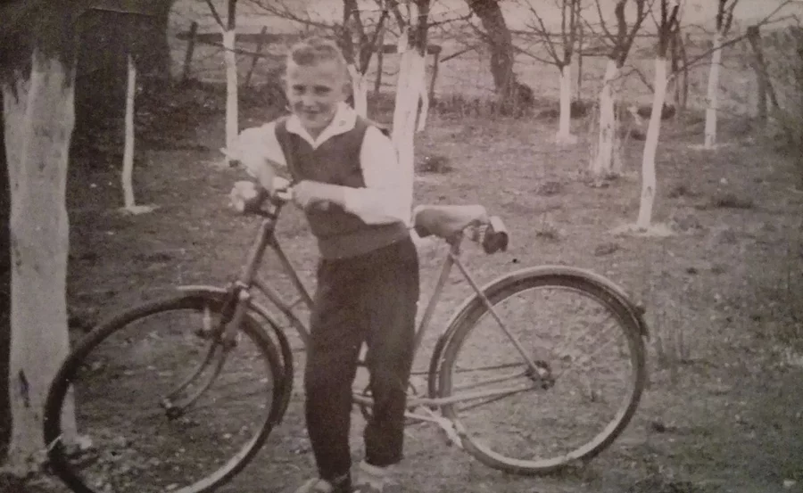 Tata, Genio... Sad Rybaki... Z wpisów pod zdjęciem dowiadujemy się, że to ulica Portowa oraz, że: „Tam na rogu spotykaliśmy się wszyscy i starsi i młodsi. Często Eda Czajkowski grał na akordeonie lub Kaja Ordański na gitarze. To były cudowne