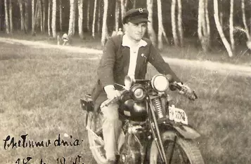 Pod zdjęciem dyskusja, czy to motocykl „Sokół”: Motocykle „Sokół” z Polskich Zakładów Inżynieryjnych zaczęto produkować w 1934 roku, a na zdjęciu jest rok 1930 - informuje jeden z komentatorów [21 marca 2020], fot. Nostalgia Chełmno