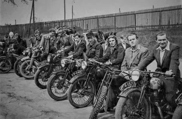 Zdjęcie z archiwum rodzinnego pana Tadeusza Starzyka - Chełmiński Klub Motocyklowy. Rok około 1951 [13 stycznia 2020] fot. Nostalgia Chełmno