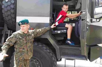 Pełen atrakcji Profilaktyczny czwartek zorganizowali strażacy, policjanci i żołnierze z Chełmna/ Fot. AW