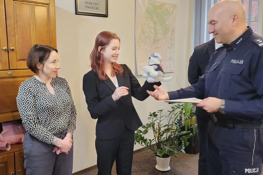 15-letnia Zuzanna i jej mama uratowały mężczyznę, który chciał odebrać sobie życie/ Fot. KPP Świecie
