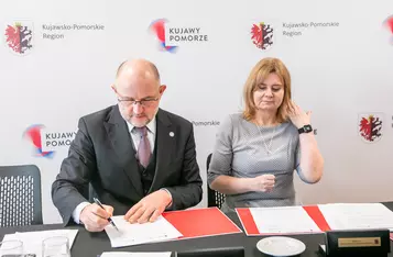 Podpisanie umów z partnerami projektu „Rodzina w centrum”/ Fot. Andrzej Goiński UMWKP