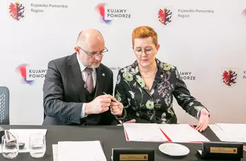 Podpisanie umów z partnerami projektu „Rodzina w centrum”/ Fot. Andrzej Goiński UMWKP