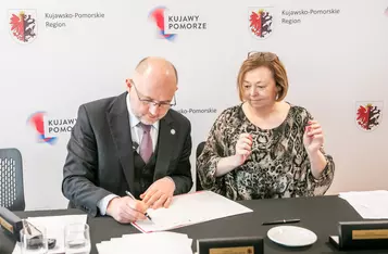 Podpisanie umów z partnerami projektu „Rodzina w centrum”/ Fot. Andrzej Goiński UMWKP