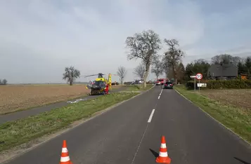 W Płutowie volkswagen golf rozbił się na drzewie/ Fot. KP PSP Chełmno