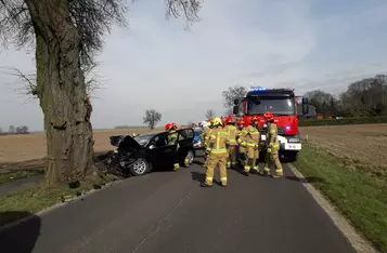 W Płutowie volkswagen golf rozbił się na drzewie/ Fot. KP PSP Chełmno