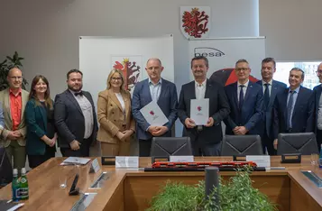 Ceremonia podpisania umowy z Pesą, fot. Mikołaj Kuras dla UMWKP