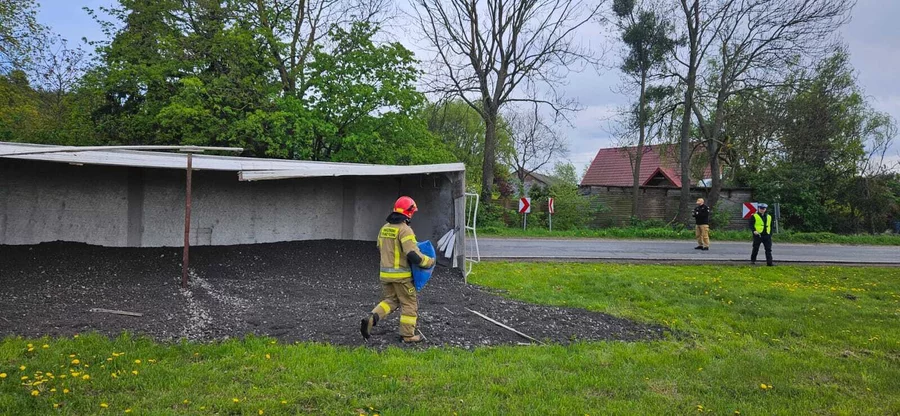 TIR zablokował drogę wojewódzką pod Chełmnem/ Fot. OSP Bieńkówka