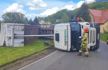 TIR zablokował drogę wojewódzką pod Chełmnem/ Fot. KP PSP Chełmno