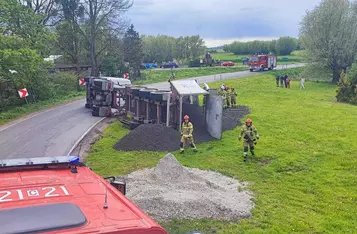 TIR zablokował drogę wojewódzką pod Chełmnem/ Fot. KP PSP Chełmno