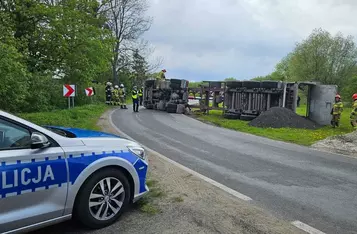 TIR zablokował drogę wojewódzką pod Chełmnem/ Fot. OSP Bieńkówka