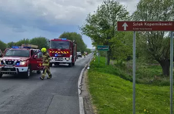 TIR zablokował drogę wojewódzką pod Chełmnem/ Fot. OSP Bieńkówka