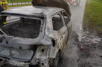 Pożar auta na autostradzie A1 pod Chełmnem/ Fot. KP PSP Chełmno