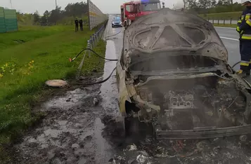 Pożar auta na autostradzie A1 pod Chełmnem/ Fot. KP PSP Chełmno