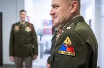 Spotkanie marszałka Piotra Całbeckiego z amerykańskimi żołnierzami fot. Szymon Zdziebło/tarantoga.pl dla UMWKP