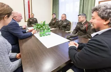 Spotkanie marszałka Piotra Całbeckiego z amerykańskimi żołnierzami fot. Szymon Zdziebło/tarantoga.pl dla UMWKP