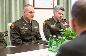 Spotkanie marszałka Piotra Całbeckiego z amerykańskimi żołnierzami fot. Szymon Zdziebło/tarantoga.pl dla UMWKP