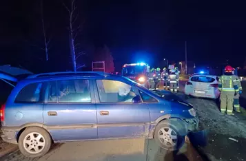 Auta osobowe zderzyły się koło Dino w Kijewie Królewskim/ Fot. KP PSP Chełmno