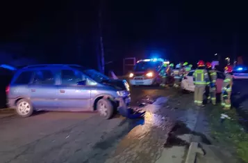 Auta osobowe zderzyły się koło Dino w Kijewie Królewskim/ Fot. KP PSP Chełmno
