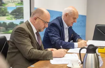 Umowa z generalnym wykonawcą inwestycji została podpisana w zespole pałacowo-parkowym w Nawrze, fot. Szymon Zdziebło/tarantoga.pl