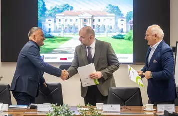 Umowa z generalnym wykonawcą inwestycji została podpisana w zespole pałacowo-parkowym w Nawrze, fot. Szymon Zdziebło/tarantoga.pl