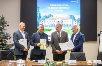 Umowa z generalnym wykonawcą inwestycji została podpisana w zespole pałacowo-parkowym w Nawrze, fot. Szymon Zdziebło/tarantoga.pl