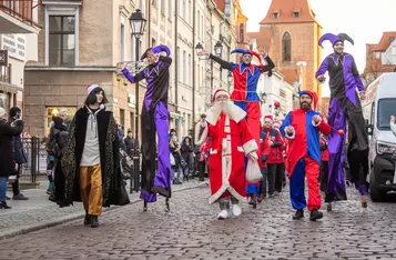 Świąteczne warsztaty przed urzędem marszałkowskim, fot. Szymon Zdziebło/tarantoga.pl dla UMWKP