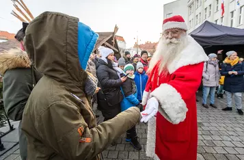 Świąteczne warsztaty przed urzędem marszałkowskim, fot. Szymon Zdziebło/tarantoga.pl dla UMWKP