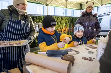Świąteczne warsztaty przed urzędem marszałkowskim, fot. Szymon Zdziebło/tarantoga.pl dla UMWKP
