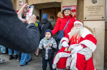 Świąteczne warsztaty przed urzędem marszałkowskim, fot. Szymon Zdziebło/tarantoga.pl dla UMWKP