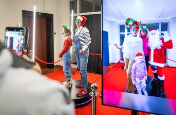 Świąteczne warsztaty przed urzędem marszałkowskim, fot. Szymon Zdziebło/tarantoga.pl dla UMWKP