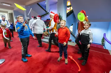 Świąteczne warsztaty przed urzędem marszałkowskim, fot. Szymon Zdziebło/tarantoga.pl dla UMWKP