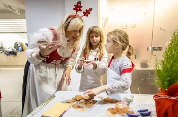 Świąteczne warsztaty przed urzędem marszałkowskim, fot. Szymon Zdziebło/tarantoga.pl dla UMWKP