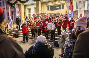 Świąteczne warsztaty przed urzędem marszałkowskim, fot. Szymon Zdziebło/tarantoga.pl dla UMWKP