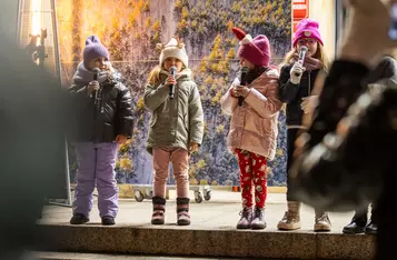 Świąteczne warsztaty przed urzędem marszałkowskim, fot. Szymon Zdziebło/tarantoga.pl dla UMWKP