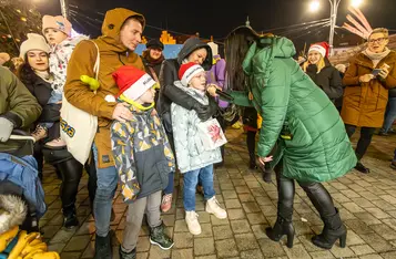 Świąteczne warsztaty przed urzędem marszałkowskim, fot. Szymon Zdziebło/tarantoga.pl dla UMWKP