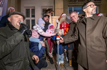 Świąteczne warsztaty przed urzędem marszałkowskim, fot. Szymon Zdziebło/tarantoga.pl dla UMWKP