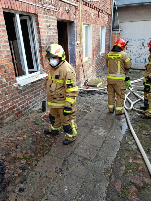 Jedna osoba zginęła w pożarze kamienicy w Chełmnie/ Fot. OSP Chełmno