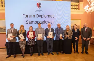 Wręczenie nominacji członkom Europejskiego Korpusu Radnych fot. Mikołaj Kuras dla UMWKP