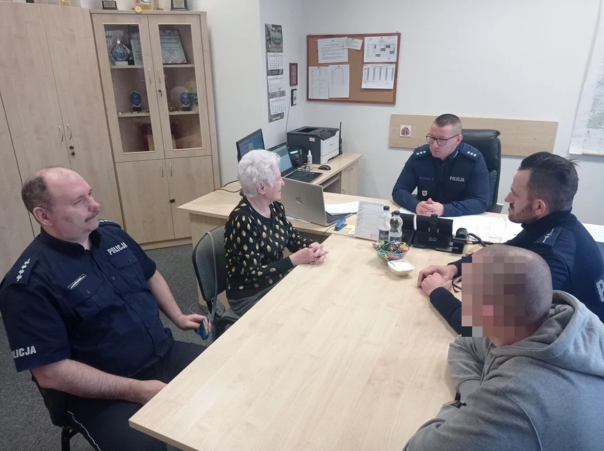 Policjantom dziękowała za odnalezienie 85-latka, jego żona/ Fot. KPP w Chełmnie