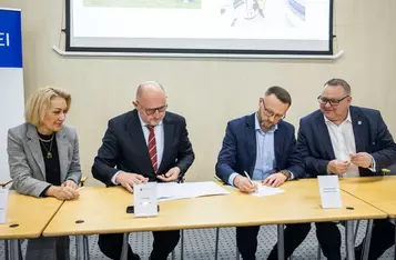 Podpisanie porozumień z przedstawicielami jednostek samorządu terytorialnego, fot. Szymon Zdziebło/tarantoga.pl dla UMWKP