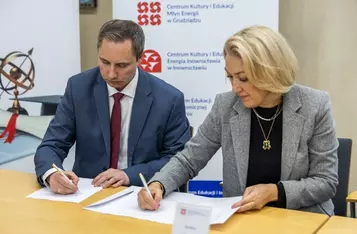 Podpisanie porozumień z przedstawicielami jednostek samorządu terytorialnego, fot. Szymon Zdziebło/tarantoga.pl dla UMWKP