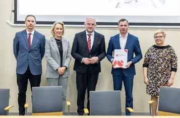 Podpisanie porozumień z przedstawicielami jednostek samorządu terytorialnego, fot. Szymon Zdziebło/tarantoga.pl dla UMWKP