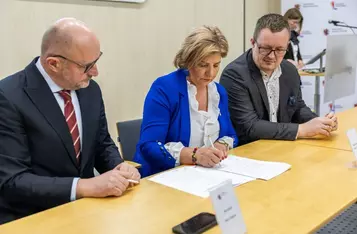 Podpisanie porozumień z przedstawicielami jednostek samorządu terytorialnego, fot. Szymon Zdziebło/tarantoga.pl dla UMWKP