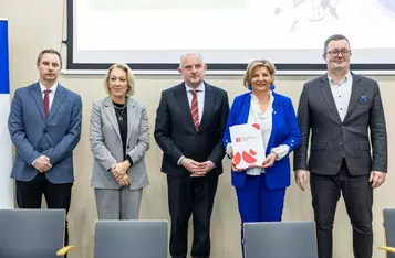 Podpisanie porozumień z przedstawicielami jednostek samorządu terytorialnego, fot. Szymon Zdziebło/tarantoga.pl dla UMWKP