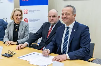 Podpisanie porozumień z przedstawicielami jednostek samorządu terytorialnego, fot. Szymon Zdziebło/tarantoga.pl dla UMWKP