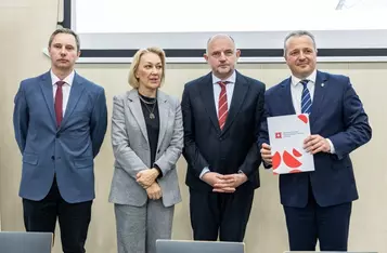 Podpisanie porozumień z przedstawicielami jednostek samorządu terytorialnego, fot. Szymon Zdziebło/tarantoga.pl dla UMWKP